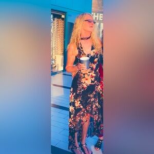 Beautiful floral dress. Comfortable, stylish and excellent condition.